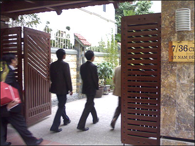 Ảnh chụp cảnh khách đang đi vào nhà ông Lê Khả Phiêu ở Lý Nam Đế 