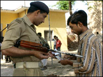 कड़ी सुरक्षा के बीच मतदान