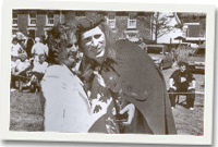 Keith Hanson yn ennill cwpan am y gorau yn adran yr oedolion yng ngharnifal Cribyn.  Gydag ef mae Gillian Elisa, y beirniad.