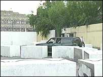 Guarda iemenita na embaixada da Grã-Bretanha no país