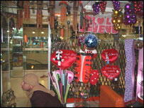 يک محل فروش اجناس والنتاين در کابل