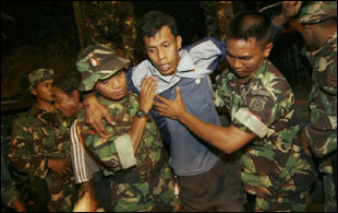 इंडोनेशिया में भूकंप से प्रभावित लोग