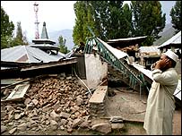 زلزلے سے متاثر ایک کشمیری مسلمان آذان دیتا ہوا