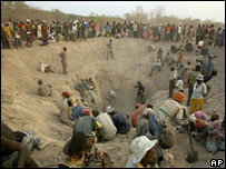 Mineiros procuram diamantes em Marange, no Zimbabue (foto de arquivo)