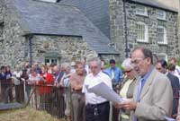 Canu emyn Nantlais yn y fynwent