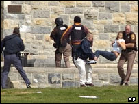 Yaralı öğrenciyi taşıyan görevliler