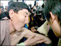 Bao retirando os sacos do estômago de um dos golfinhos