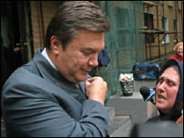 Віктор Янукович хреститься після одного з допитів у Києві. Фото УНІАН