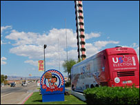 Xe bus của BBC dừng lại tại Baker, California, phía trước là cột nhiệt kế cao nhất thế giới