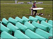 سریبرنتزا میں اجتماعی طور پر ہلاک کیے جانے والوں کی لاشیں