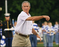 Ông Bush phát bóng tại một trận thi đấu trên quê nhà ở Texas