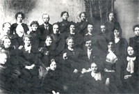 Côr Merched Bethesda a deithodd drwy Brydain yn cynnal cyngherddau yn 1901