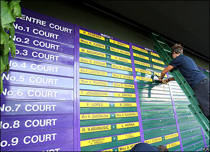 工作人员布置对阵图