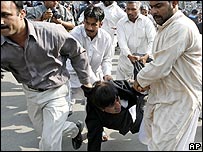 Các luật sư biểu tình trên đường phố Lahore