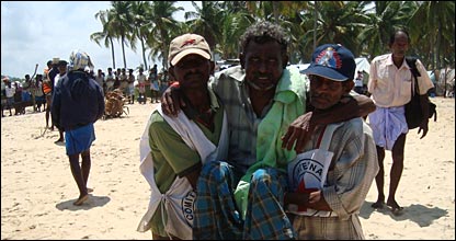 ICRC workers helping sick and wounded in Puthumatalan beach