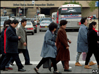 Pedestres se aproximam da fronteira mais movimentada do mundo, entre EUA e México