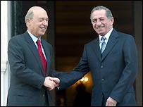 Yunanistan Başbakanı Kostas Simitis, Kıbrıs Devlet Başkanı Tassos Papadopulos'u karşılıyor