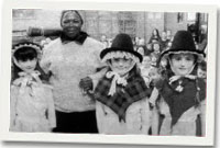 Mrs Mahloane gyda rhai o'r disgyblion