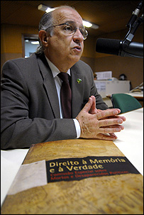 Paulo Vannuchi, ministro da Secretaria Especial dos Direitos humanos da Presidência da República, dá entrevista sobre o livro (Foto: Marcello Casal Jr./ABr)