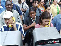 Blecaute provocou filas imensas para usar os telefones públicos