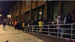 留學生連夜排隊