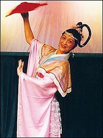 از ميان آنها نمايش پايتخت يا چينگ شی ching- his   که به اپرای پکنی هم معروف است در داخل و خارج سرزمين پهناور چين از شهرت بسيار بيشتری برخوردار است.