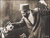 صحنه ای از فيلم حاجی آقا آکتور سينما که به کارگردانی اوانس اوهانيانس ساخته شد 