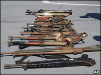 Ảnh của hải quân Ấn về vũ khí thu được từ hải tặc