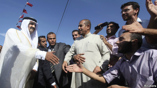 Penguasa Qatar, Sheikh Hamad bin Khalifa al-Thani, di Jalur Gaza.