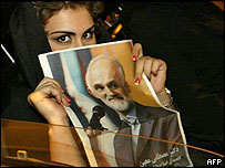 Mustafa Moin'in seçim posterini taşıyan İranlı kadın