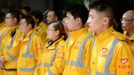 救灾志愿者在重庆集合等待出发往四川雅安灾区(中新社图片20/4/2013)