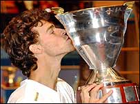 Guga com troféu de São Petersburgo