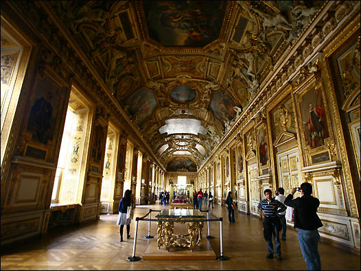 羅浮宮大約有40萬件藏品，擺出來陳列的只是一部分。