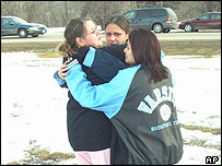 Estudantes da escola de Red Lake choram pela morte de colegas