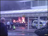 Hiện trường vụ cháy trước nhà ga chính của sân bay Glasgow