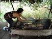 Lorena Carrión, cocinando platanos, en la comunidad yagua en Santa Úrsula. Foto: Javier Lizarzaburu