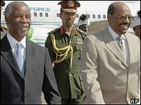 Os presindentes da África do Sul, Thabo Mbeki (esq.) e do Sudão, Omar al-Bashir