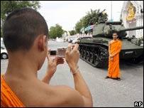 Các nhà sư Thái cũng ra chụp ảnh cạnh xe tăng của quân đảo chính