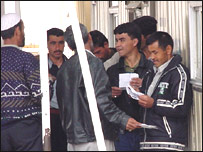 شماری از مهاجرين افغان داوطلب بازگشت در مقابل دفتر اداره امور اتباع و مهاجرين خارجی وزارت کشور ايران