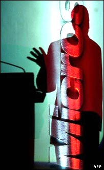 سایه بیل گیتس بنیانگذار مایکروسافت روی دیوار