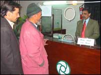 لوگ سہولت کی وجہ سے یہاں آتے ہیں