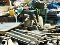 Trẻ em bên một ngôi nhà bị phá bỏ tại Zimbabwe