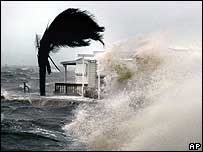 فرانسیس کی بپھری ہوئی لہروں نے ساحل پر تباہی برپا کر دی