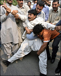 Lahor'da bir gösterici