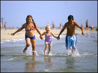 Deniz kıyısında çocuklar