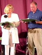 Christine Prichard  a Wyn Bowen Harries yn perfformio detholiad o <i>Y Twr</i>