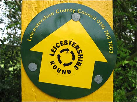 01 - Leicestershire Round symbol on waymark arrows - Photo By Chris Baxter