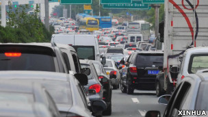 湖北武漢某高速公路收費站後車龍延綿不斷（新華社圖片30/9/2012）