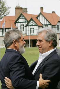 O presidente Lula recebe os cumprimentos do presidente do Uruguai, Tabaré Vázquez, na Estância Anchorena. Foto: Ricardo Stuckert/PR 