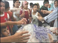 توزيع اقلام کمکی سازمان ملل بين جنگزدگان لبنانی